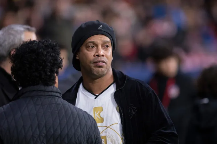 Eto sad problema za bivšeg nogometaša, nekad najboljeg na svijetu, čovjeka koji je svojom genijalnošću podignuo nogometnu vještinu i estetiku na viši nivo. Ronaldinho i njegov brat Roberto Asis uhićeni su jučer u Paragvaju zbog toga što su u spomenutu zemlju ušli s krivotvorenim putnim ispravama.
