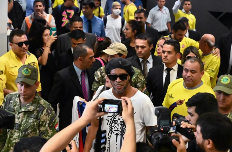 “Sporazumom ‘Mercosur’ nije potrebno predstavljati brazilsku putovnicu za ulazak u Paragvaj. To je, dakle, jedna od točaka istrage paragvajskih vlasti”, pišu Južnoamerikanci. Prema Gilberto Fleitasu, voditelju policijske istrage, Ronaldinho je saslušan. On i Assis napustili su Brazil predočujući brazilske dokumente, ali ušli su u Paragvaj s nacionalnom putovnicom Paragvaja. Nevjerojatno glup potez. Nakon toga mu je oduzeta putovnica iz 2018.