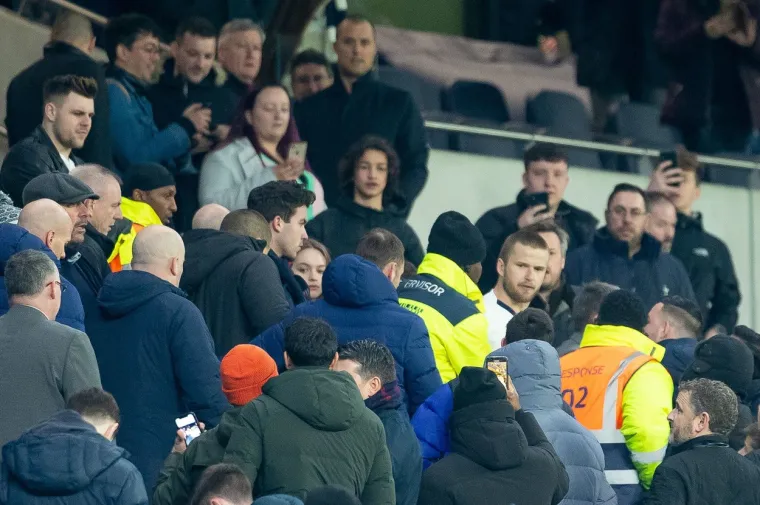 Engleski mediji javljaju o incidentu. Eric Dier, veznjak Tottenhama, upao je na tribinu i sukobio se s navijačem koji ga je vrijeđao tijekom utakmice. Kad je vidio da Dier ide prema njemu, navijač Tottenhama počeo je panično bježati po tribini, a Diera su čuvali drugi navijači i zaštitari.