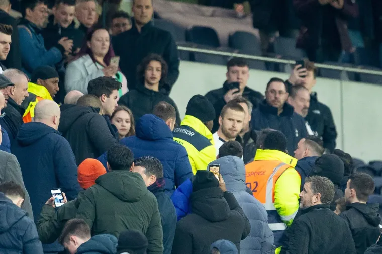 [FOTO] INCIDENT NAKON TOTTENHAMOVOG LONDONSKOG DEBAKLA: Zvijezda Spursa zaletjela se na tribinu, navijač počeo bježati