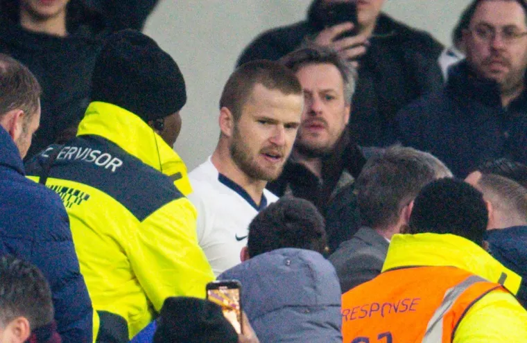 [FOTO] INCIDENT NAKON TOTTENHAMOVOG LONDONSKOG DEBAKLA: Zvijezda Spursa zaletjela se na tribinu, navijač počeo bježati