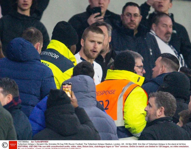 [FOTO] INCIDENT NAKON TOTTENHAMOVOG LONDONSKOG DEBAKLA: Zvijezda Spursa zaletjela se na tribinu, navijač počeo bježati