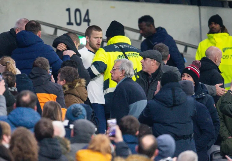 [FOTO] INCIDENT NAKON TOTTENHAMOVOG LONDONSKOG DEBAKLA: Zvijezda Spursa zaletjela se na tribinu, navijač počeo bježati