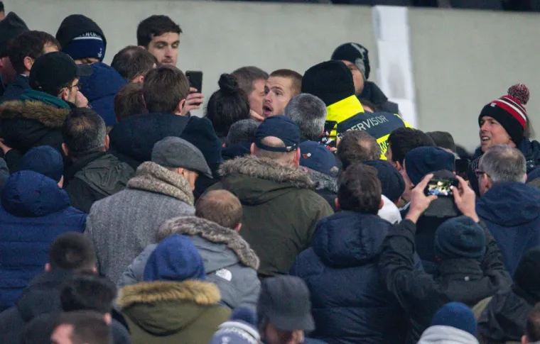 [FOTO] INCIDENT NAKON TOTTENHAMOVOG LONDONSKOG DEBAKLA: Zvijezda Spursa zaletjela se na tribinu, navijač počeo bježati