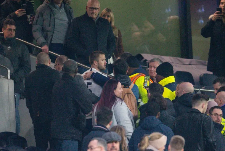 [FOTO] INCIDENT NAKON TOTTENHAMOVOG LONDONSKOG DEBAKLA: Zvijezda Spursa zaletjela se na tribinu, navijač počeo bježati
