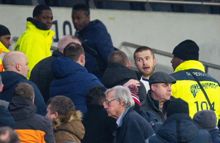 [FOTO] INCIDENT NAKON TOTTENHAMOVOG LONDONSKOG DEBAKLA: Zvijezda Spursa zaletjela se na tribinu, navijač počeo bježati