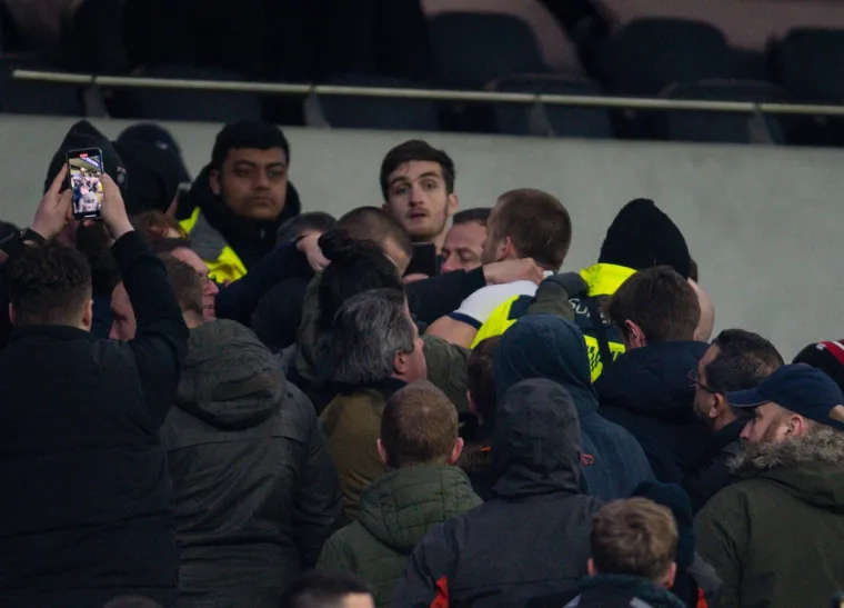 [FOTO] INCIDENT NAKON TOTTENHAMOVOG LONDONSKOG DEBAKLA: Zvijezda Spursa zaletjela se na tribinu, navijač počeo bježati