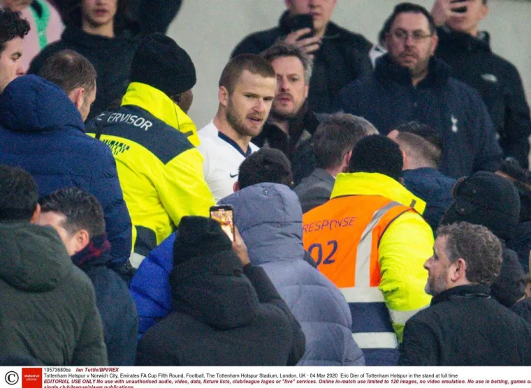 [FOTO] INCIDENT NAKON TOTTENHAMOVOG LONDONSKOG DEBAKLA: Zvijezda Spursa zaletjela se na tribinu, navijač počeo bježati