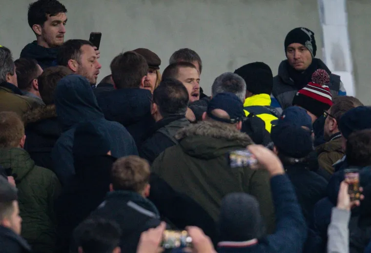 [FOTO] INCIDENT NAKON TOTTENHAMOVOG LONDONSKOG DEBAKLA: Zvijezda Spursa zaletjela se na tribinu, navijač počeo bježati