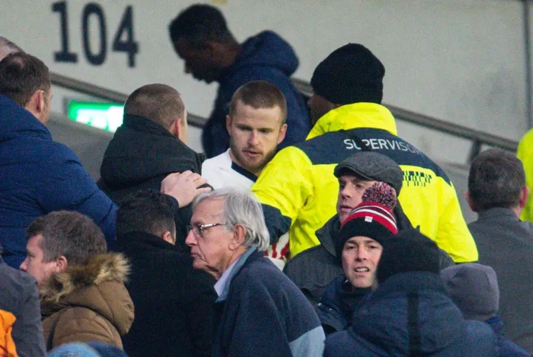 [FOTO] INCIDENT NAKON TOTTENHAMOVOG LONDONSKOG DEBAKLA: Zvijezda Spursa zaletjela se na tribinu, navijač počeo bježati