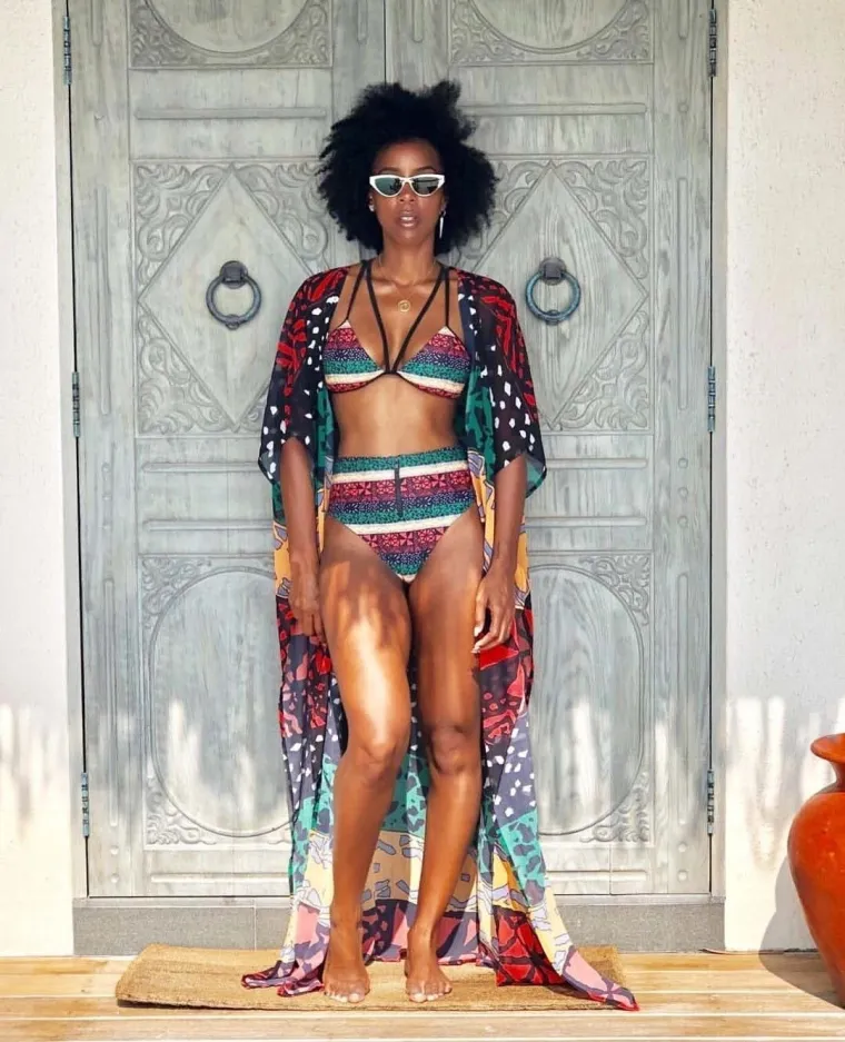 Kelly Rowland, nekadašnja članica 'Destiny's Childa', davno je otkrila da ju je Beyonceina mama odgovorila od operacije grudi kada je imala samo 18 godina. Ipak, pjevačica je odradila korekciju deset godina kasnije i natuknula je da će isto učiniti ako ikad rodi drugo dijete.