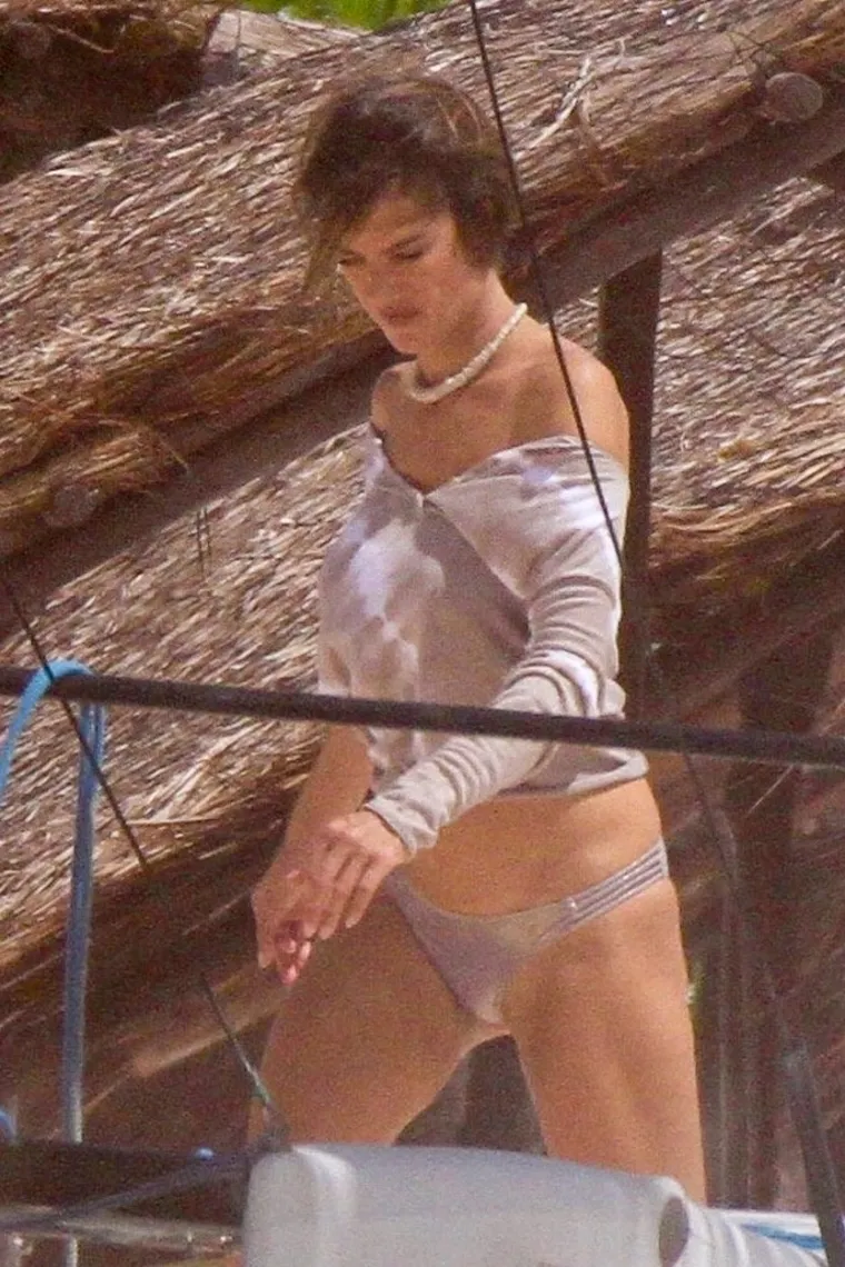 VRUĆI PRIZORI NA SNIMANJU: Brazilska manekenka u oskudnim krpicama pokazala tijelo boginje