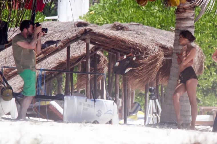 VRUĆI PRIZORI NA SNIMANJU: Brazilska manekenka u oskudnim krpicama pokazala tijelo boginje