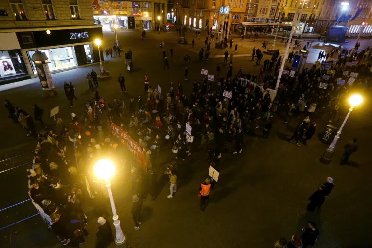 Tisuće ljudi na Noćnom mar&scaron;u za prava žena: 'Patrijarhat siluje'