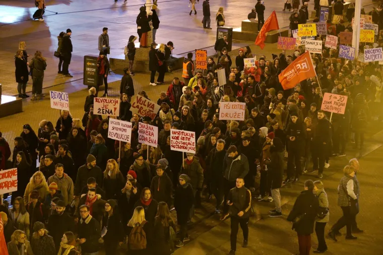 Tisuće ljudi na Noćnom mar&scaron;u za prava žena: 'Patrijarhat siluje'
