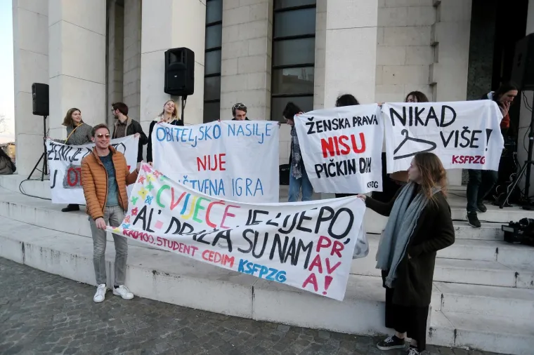 Tisuće ljudi na Noćnom mar&scaron;u za prava žena: 'Patrijarhat siluje'