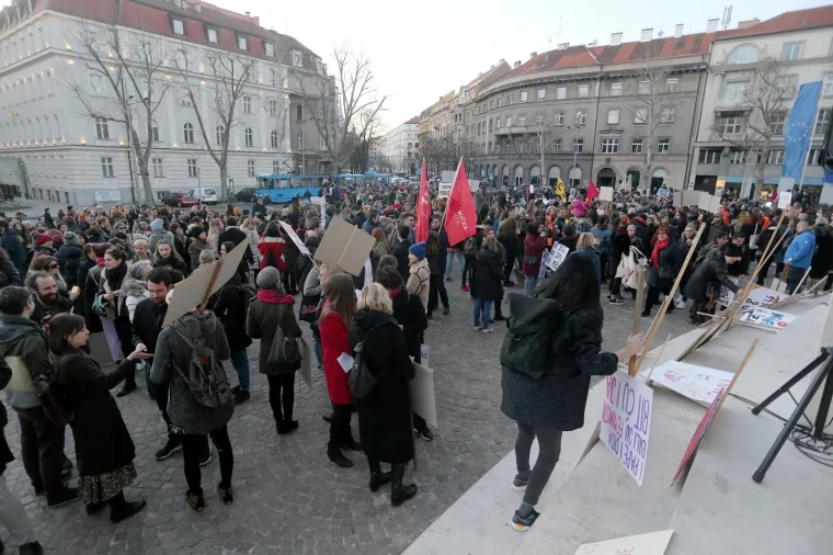 Tisuće ljudi na Noćnom mar&scaron;u za prava žena: 'Patrijarhat siluje'