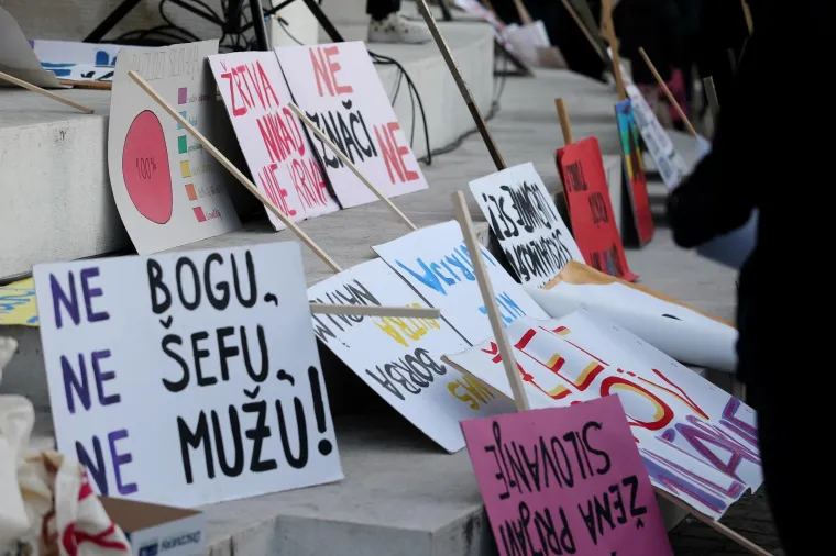 Tisuće ljudi na Noćnom mar&scaron;u za prava žena: 'Patrijarhat siluje'