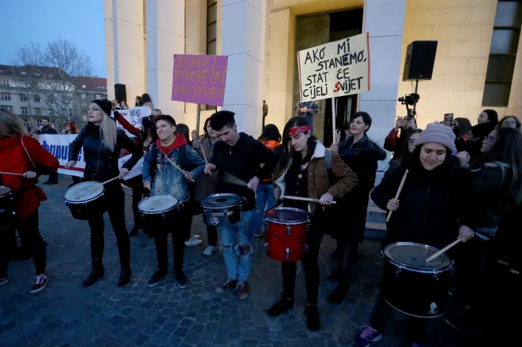 Tisuće ljudi na Noćnom mar&scaron;u za prava žena: 'Patrijarhat siluje'