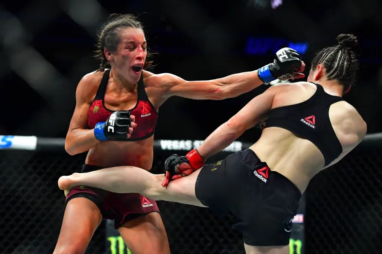 Kineskinja Weili Zhang obranila je jutros po hrvatskom vremenu naslov UFC prvakinje slamka kategorije nakon što je u najboljem ženskom meču u povijesti organizacije, kako to upravo ističu oduševljeni fanovi na društvenim mrežama slavila protiv Joanne Jedrzejczyk na UFC . Svašta se događalo u toj borbi. Weili Zhang dobro je istukla hrabru Poljakinju. To pokazuje i veliki hematom nasred čela, koji je izbio Poljakinji nakon jednog udarca u trećoj rundi UFC 248 priredbe.
