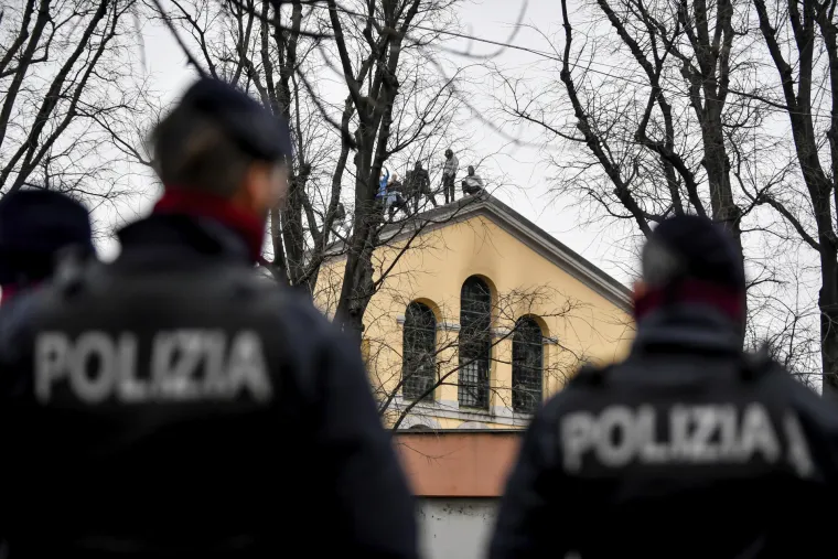Kaos zbog koronavirusa: U Italiji zatvorenici prosvjeduju na krovovima, &scaron;estero mrtvih!