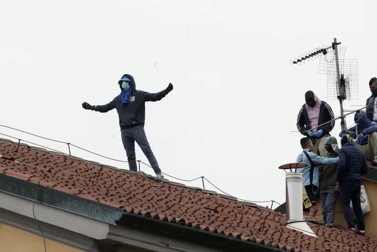 Kaos zbog koronavirusa: U Italiji zatvorenici prosvjeduju na krovovima, &scaron;estero mrtvih!