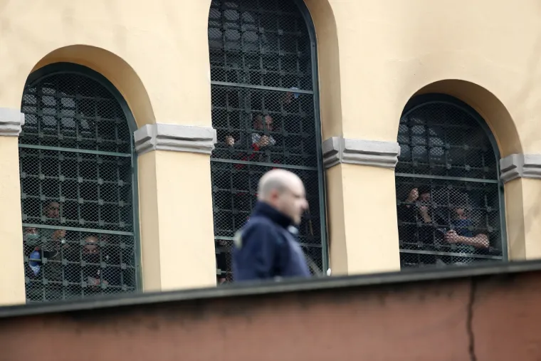 Kaos zbog koronavirusa: U Italiji zatvorenici prosvjeduju na krovovima, &scaron;estero mrtvih!