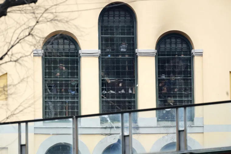 Kaos zbog koronavirusa: U Italiji zatvorenici prosvjeduju na krovovima, &scaron;estero mrtvih!