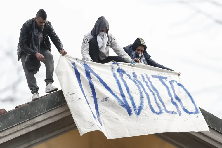 Kaos zbog koronavirusa: U Italiji zatvorenici prosvjeduju na krovovima, &scaron;estero mrtvih!