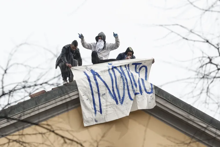 Kaos zbog koronavirusa: U Italiji zatvorenici prosvjeduju na krovovima, &scaron;estero mrtvih!