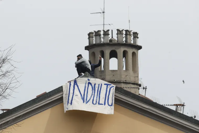 Kaos zbog koronavirusa: U Italiji zatvorenici prosvjeduju na krovovima, &scaron;estero mrtvih!