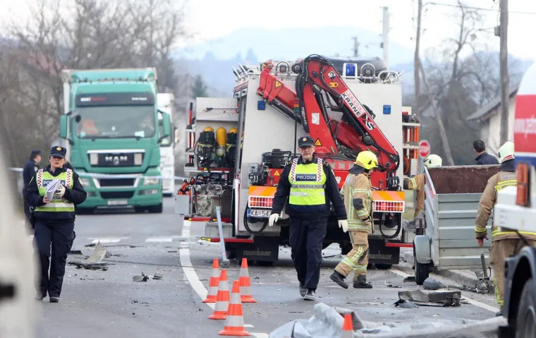 Strava kod Karlovca: Vozač poginuo u sudaru s cisternom, gorivo se razlilo po cesti!