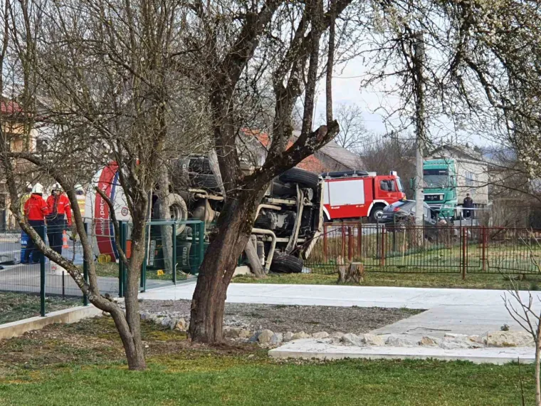 Strava kod Karlovca: Vozač poginuo u sudaru s cisternom, gorivo se razlilo po cesti!