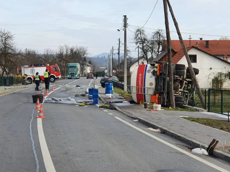 Strava kod Karlovca: Vozač poginuo u sudaru s cisternom, gorivo se razlilo po cesti!