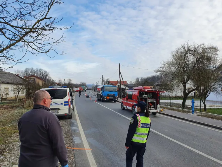 Strava kod Karlovca: Vozač poginuo u sudaru s cisternom, gorivo se razlilo po cesti!