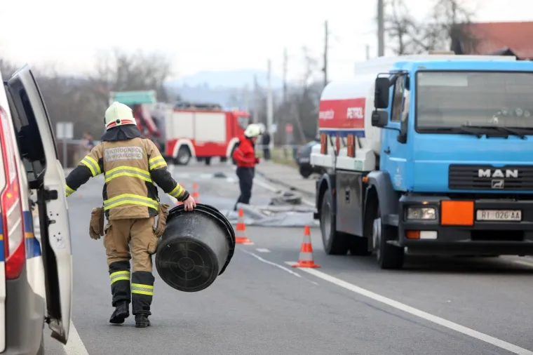 Strava kod Karlovca: Vozač poginuo u sudaru s cisternom, gorivo se razlilo po cesti!