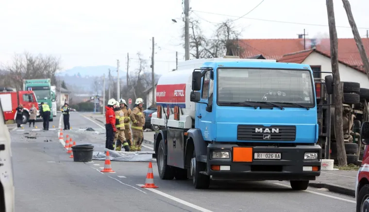 Strava kod Karlovca: Vozač poginuo u sudaru s cisternom, gorivo se razlilo po cesti!