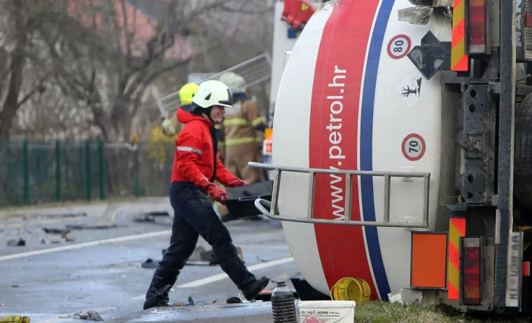 U sudaru teretnog vozila i osobnog automobila koji se dogodio u ranim jutarnjim satima u mjestu Lug Draganićki kod Karlovca smrtno je stradala jedna osoba - vozač Forda Fieste. U sudaru se prevrnula cisterna s gorivom koje je iscurilo.