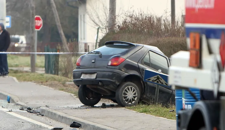 SUDAR AUTA I CISTERNE KOJA JE PREVOZILA GORIVO KOD KARLOVCA: Vozač osobnog vozila je poginuo