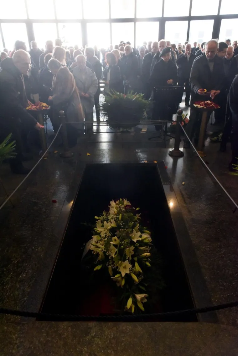 POSLJEDNJI ISPRAĆAJ BOŽIDARA ALIĆA NA MIROGOJU: Od glumca se pozdravili obitelj i prijatelji uz Sinatrinu pjesmu 'My way'