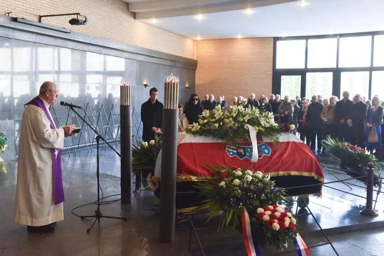 POSLJEDNJI ISPRAĆAJ BOŽIDARA ALIĆA NA MIROGOJU: Od glumca se pozdravili obitelj i prijatelji uz Sinatrinu pjesmu 'My way'