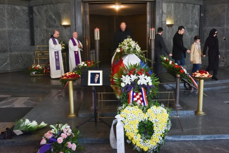 POSLJEDNJI ISPRAĆAJ BOŽIDARA ALIĆA NA MIROGOJU: Od glumca se pozdravili obitelj i prijatelji uz Sinatrinu pjesmu 'My way'