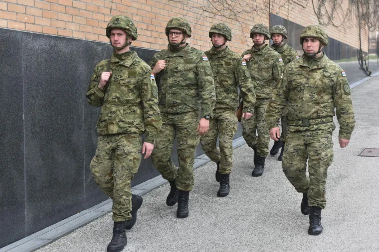 POSLJEDNJI ISPRAĆAJ BOŽIDARA ALIĆA NA MIROGOJU: Od glumca se pozdravili obitelj i prijatelji uz Sinatrinu pjesmu 'My way'