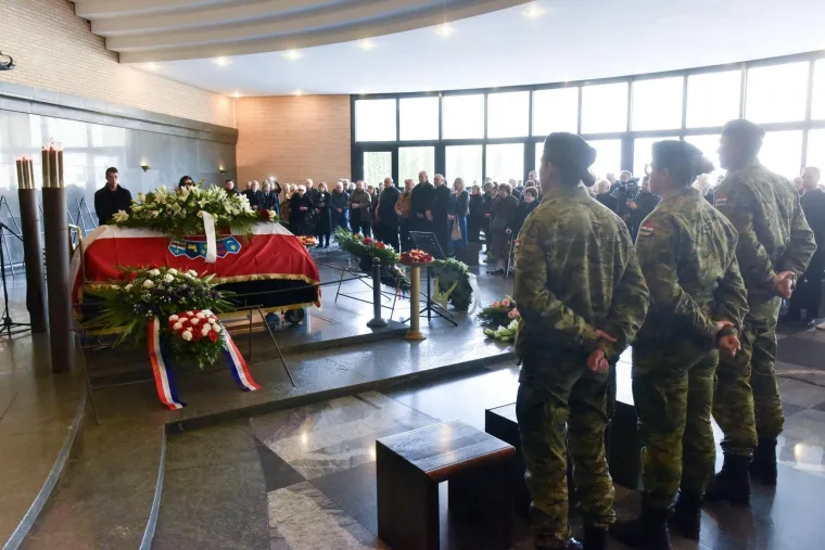 POSLJEDNJI ISPRAĆAJ BOŽIDARA ALIĆA NA MIROGOJU: Od glumca se pozdravili obitelj i prijatelji uz Sinatrinu pjesmu 'My way'