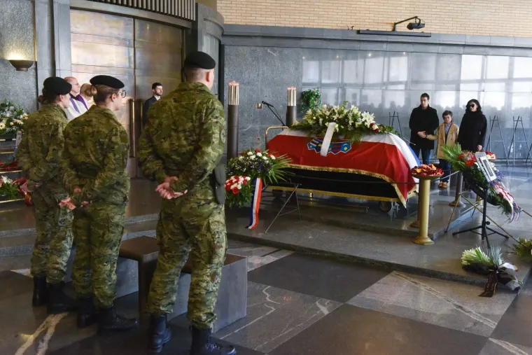 POSLJEDNJI ISPRAĆAJ BOŽIDARA ALIĆA NA MIROGOJU: Od glumca se pozdravili obitelj i prijatelji uz Sinatrinu pjesmu 'My way'