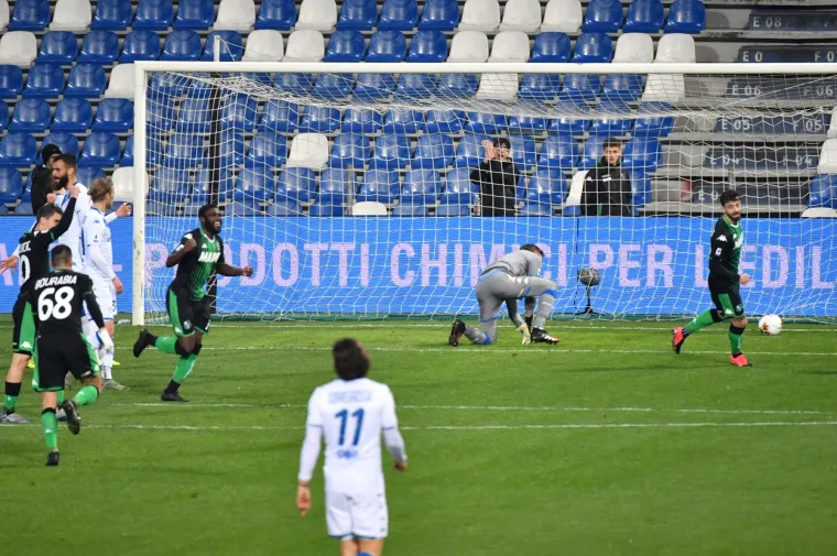 U 26. kolu nogometnog prvenstva Italije Sassuolo je u ponedjeljak na domaćem terenu svladao Bresciu sa 3-0. Dvostruki strijelac bio je Francesco Caputo (45, 61), a jedan pogodak dodao je J&eacute;r&eacute;mie Boga (75).
Zbog epidemije koronavirusa utakmica je odigrana pred praznim tribinama Mapei stadiona u Reggio Emiliji. 
Foto: Massimo Paolone / LaPresse / Profimedia