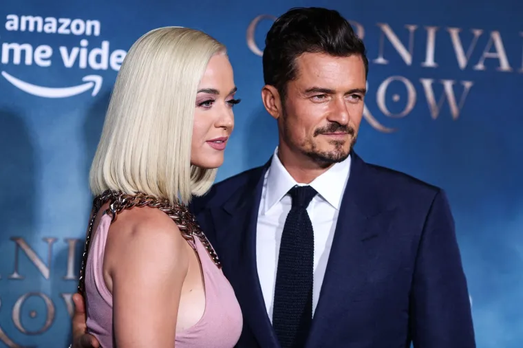 TRUDNOĆA JOJ SJAJNO PRISTAJE: Katy Perry ponosno istaknula trbu&scaron;čić u pripijenoj haljini