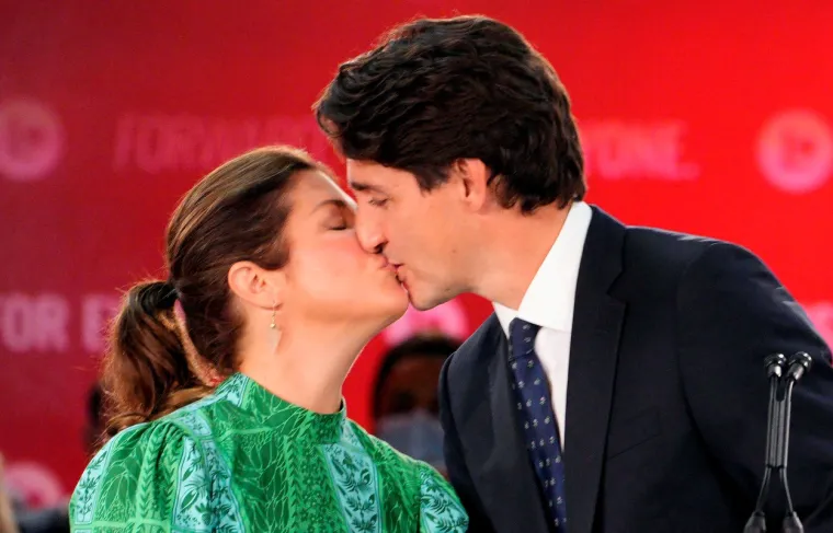 TRUDNOĆA JOJ SJAJNO PRISTAJE: Katy Perry ponosno istaknula trbu&scaron;čić u pripijenoj haljini