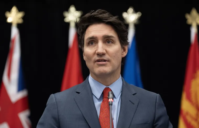 TRUDNOĆA JOJ SJAJNO PRISTAJE: Katy Perry ponosno istaknula trbu&scaron;čić u pripijenoj haljini