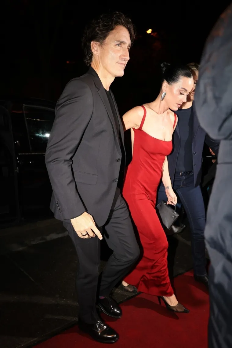 TRUDNOĆA JOJ SJAJNO PRISTAJE: Katy Perry ponosno istaknula trbuščić u pripijenoj haljini